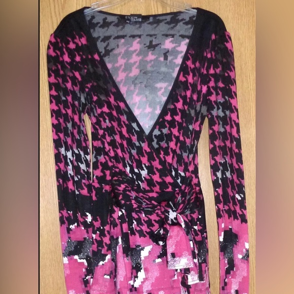 NWOT  pink and black geometric top - Picture 5 of 6